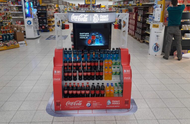 Coca-Cola fandí hokeji – a na prodejních plochách je naprosto nepřehlédnutelná!