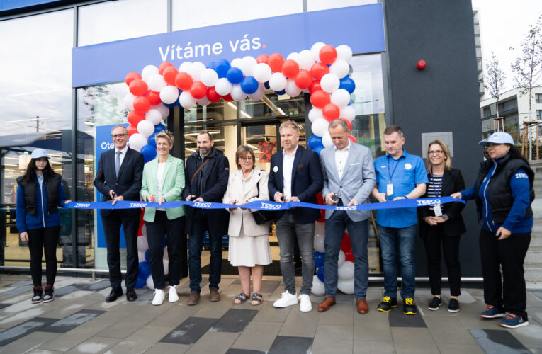 Tesco slavnostně otevřelo moderní prodejnu v Praze v Modřanech